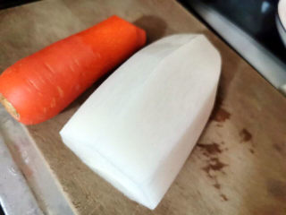 3、萝卜牛腩煲,白萝卜去皮，红萝卜也去皮