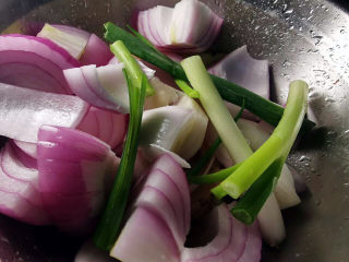 5、萝卜牛腩煲,洋葱，姜切块