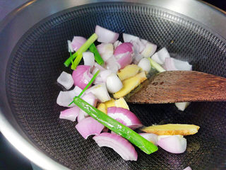 7、萝卜牛腩煲,炒软洋葱