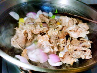 8、萝卜牛腩煲,放入牛腩