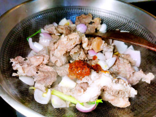 9、萝卜牛腩煲,加入豆瓣酱