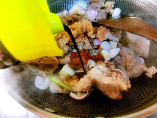 10、萝卜牛腩煲,生抽，老抽，糖，胡椒粉，料酒