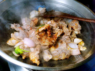 11、萝卜牛腩煲,拌炒均匀酱汁