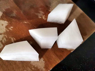 13、萝卜牛腩煲,萝卜切菱形块