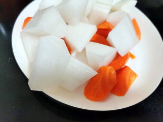 14、萝卜牛腩煲,红萝卜可切的比白萝卜小些