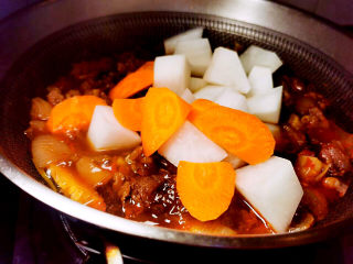 15、萝卜牛腩煲,红白萝卜放入牛腩中，继续炖煮半小时，焖半小时即可