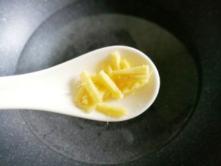 3、鲜嫩无比的白灼虾,锅中水烧至冒泡小时，加入姜丝。