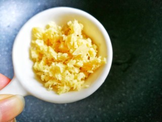 8、鲜嫩无比的白灼虾,加入姜。