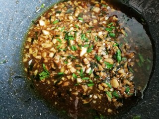 14、鲜嫩无比的白灼虾,加葱、凉开水兑成醮料汁拌匀，装入调料碟，