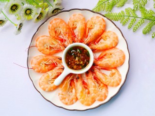 15、鲜嫩无比的白灼虾,虾码入盘中，一盘好吃又营养的白灼虾就做好了。