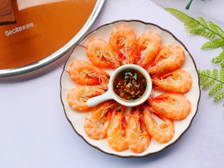 16、鲜嫩无比的白灼虾,去掉外壳，白玉般透明的虾肉露出，鲜香四溢，蘸一点调配好的酱料汁，口齿间虾肉鲜香的汁水和酱料的酸甜，混合在一起，令人根本停不下来。