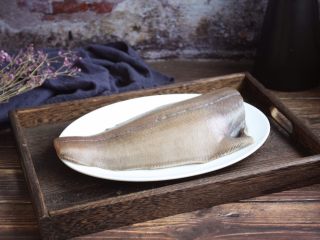 1、红烧鲽鱼段,准备好食材鲽鱼一条。