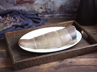 2、红烧鲽鱼段,将鲽鱼的鱼鳞刮去，去除内脏，清洗干净，切成段。