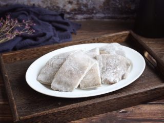 3、红烧鲽鱼段,将每块鱼的两面都沾上薄薄的一层面粉。