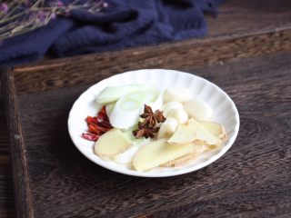 4、红烧鲽鱼段,葱切段，姜切片，蒜切片，干辣椒切成小段备用。