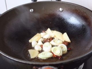 6、红烧鲽鱼段,锅里留少许底油，中火，放入备好的佐料爆香。