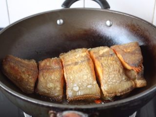 7、红烧鲽鱼段,放入煎好的鲽鱼段。