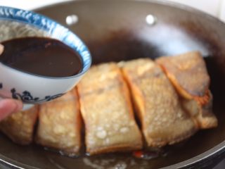 8、红烧鲽鱼段,改大火，烹入提前准备好的碗汁，迅速盖上锅盖儿，焖20秒左右。