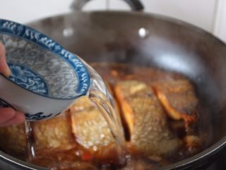 9、红烧鲽鱼段,倒入约3小碗（水的量与食材齐平）的水，此时用大火炖开。