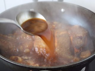 10、红烧鲽鱼段,大火炖鱼时请用汤勺舀起汤汁浇在鱼的身上，这个动作多重复几遍，以便鱼入味。