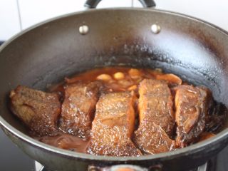 11、红烧鲽鱼段,大火炖约10～15分钟左右，最后收汁至浓稠即可。