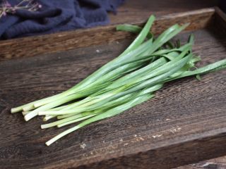 12、红烧鲽鱼段,春天正是吃韭菜的好时节，可准备少许的韭菜。