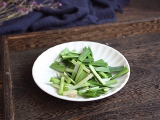 13、红烧鲽鱼段,将韭菜切成段。