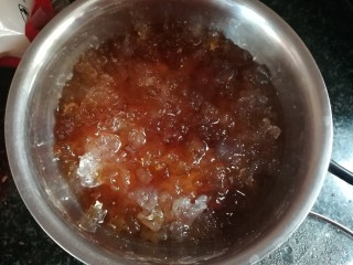 2、女人养颜美容的圣品，银耳桃胶红枣羹,倒出适量浸泡，冬天要浸泡24小时以上