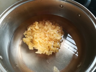 3、女人养颜美容的圣品，银耳桃胶红枣羹,银耳浸泡