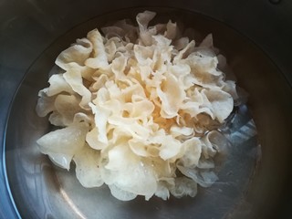 4、女人养颜美容的圣品，银耳桃胶红枣羹,发好的银耳