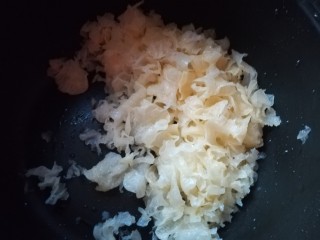 7、女人养颜美容的圣品，银耳桃胶红枣羹,用手撕碎银耳