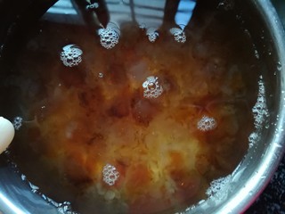 8、女人养颜美容的圣品，银耳桃胶红枣羹,淘洗桃胶，多洗几遍，才可去除杂质