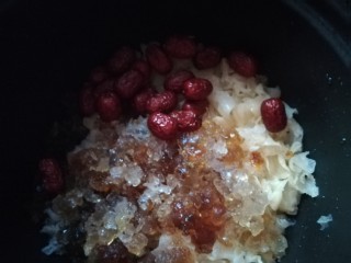 9、女人养颜美容的圣品，银耳桃胶红枣羹,加入红枣