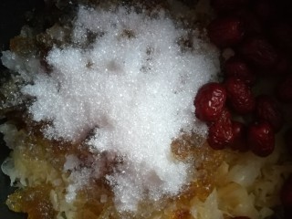 10、女人养颜美容的圣品，银耳桃胶红枣羹,加入白糖