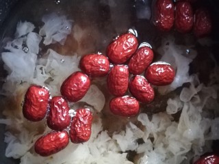 11、女人养颜美容的圣品，银耳桃胶红枣羹,加水，水要几倍于食材，因为熬煮的时间较长
