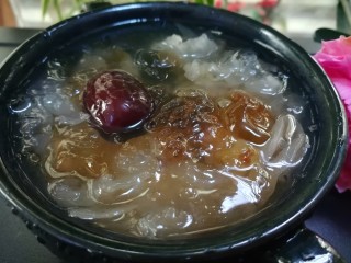 15、女人养颜美容的圣品，银耳桃胶红枣羹,软糯可口，美容养颜的桃胶银耳红枣羹就好了。