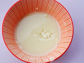 4、木瓜奶冻,加入细砂糖。