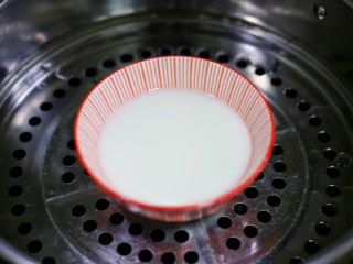 6、木瓜奶冻,放入蒸锅中加热使其完全融化。