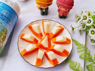 14、木瓜奶冻,取出木瓜对半切开,然后切片。