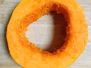 1、南瓜布丁,准备好老南瓜，祛皮洗净。