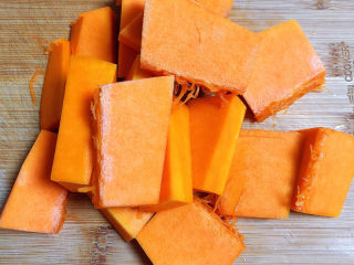 2、南瓜布丁,将南瓜切块儿。