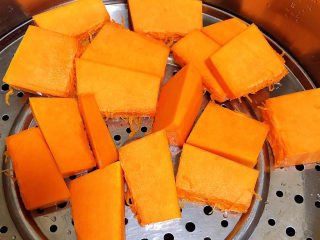 3、南瓜布丁,将南瓜放入蒸锅中，大火蒸8-10分钟。