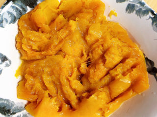 4、南瓜布丁,南瓜蒸好放入碗中放凉。