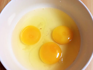 6、南瓜布丁,准备好鸡蛋。