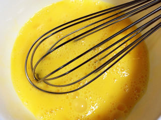 7、南瓜布丁,将鸡蛋搅打均匀。