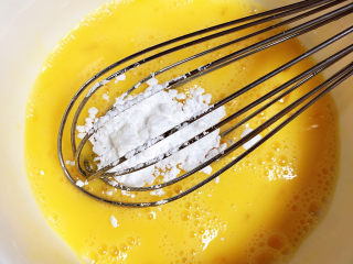 8、南瓜布丁,加入白糖，继续搅打均匀。