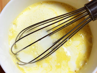 9、南瓜布丁,加入100ml牛奶。