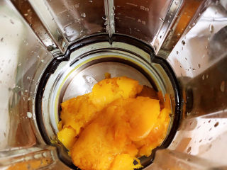 11、南瓜布丁,将南瓜泥放入破壁机中。