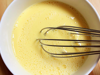 10、南瓜布丁,继续搅打均匀。