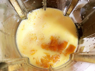 12、南瓜布丁,倒入鸡蛋牛奶液。